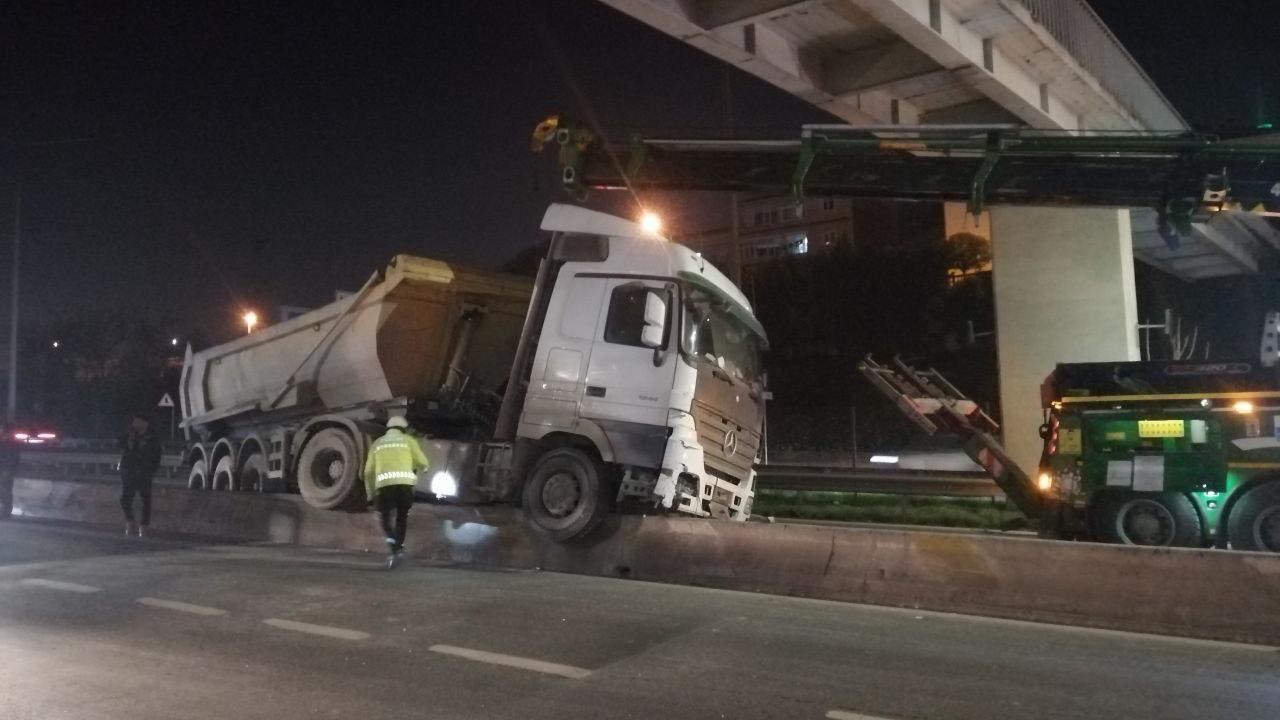 Hafriyat kamyonu kontrolden çıktı; beton bariyerlerde asılı kaldı
