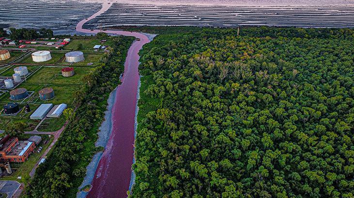 Arjantin’de Sarandi Kanalı’nın rengi kırmızıya döndü