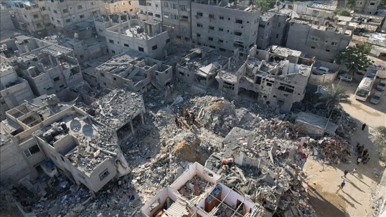 İşgalci İsrail ordusu, Batı Şeria’daki Tulkerim Mülteci Kampı’nda Filistinlilere ait 16 evi yıktı