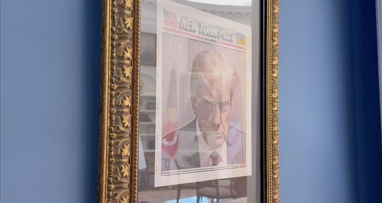 Trump’ın sabıka fotoğrafı Oval Ofis’in girişine asıldı